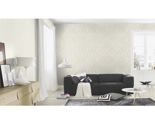 Wohnzimmer mit gemusterten Tapeten, Sofa und dekorativen Elementen für ein gemütliches Ambiente