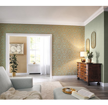 Salon avec papier peint à motifs, commode et miroirs pour une ambiance élégante