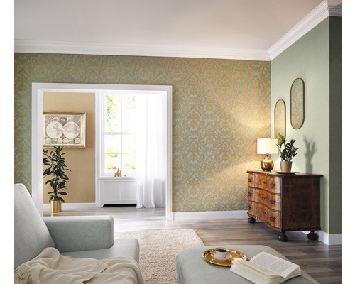 Salon avec papier peint à motifs, commode et miroirs pour une ambiance élégante