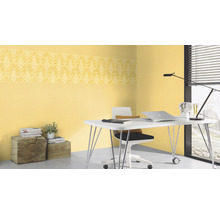 Büro mit gelber Tapete und dekorativer Borte