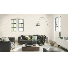 Wohnzimmer mit Tapete, Sofa, Tisch und Dekoration