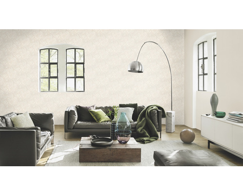 Wohnzimmer mit Tapete, Sofa, Tisch und Dekoration