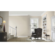 Wohnzimmer mit Sessel, Stehlampe und Bücherregal