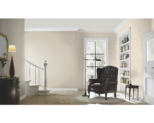 Wohnzimmer mit Sessel, Stehlampe und Bücherregal