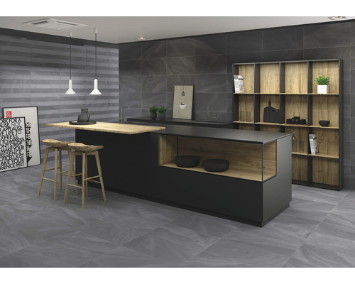 Cuisine lumineuse et spacieuse avec îlot de cuisine, tabourets de bar et étagères.