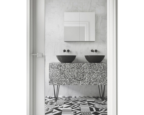 Salle de bains avec meuble-lavabo double, miroir, meuble sous-lavabo et carrelage