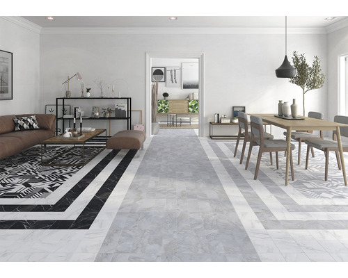 Helles Wohnzimmer mit Sofa, Esstisch und Bodenfliesen in Marmoroptik