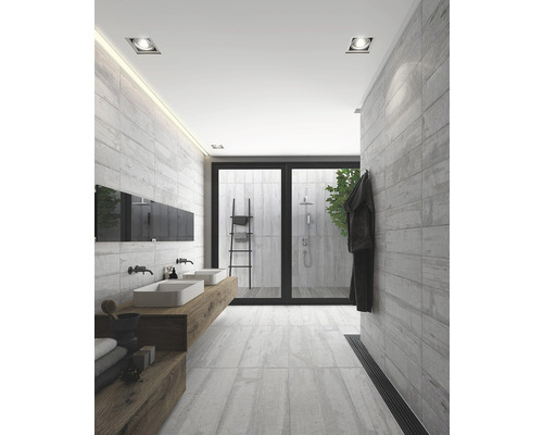 Salle de bain moderne avec lavabos, douche et accents de bois