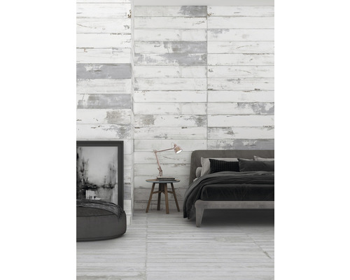 Chambre moderne avec carrelage mural et sol aspect bois