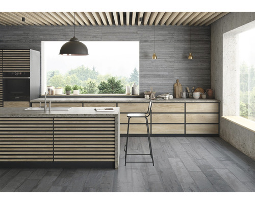 Cuisine lumineuse avec îlot de cuisine, armoires de cuisine, grande fenêtre et plafonnier