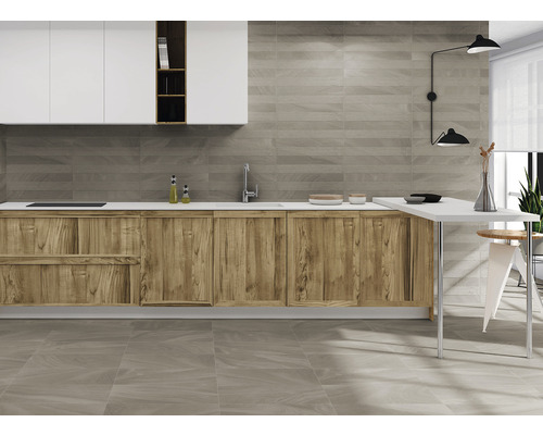 Helle, moderne Küche mit Holzakzenten und Fliesen