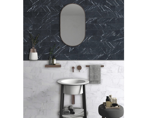 Salle de bains avec lavabo, miroir et carrelage aspect marbre
