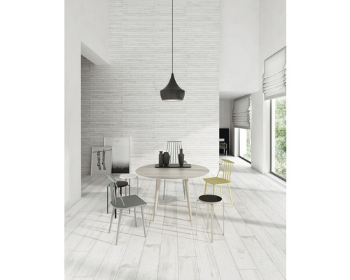 Salle à manger lumineuse avec table, chaises et suspension dans une pièce spacieuse.