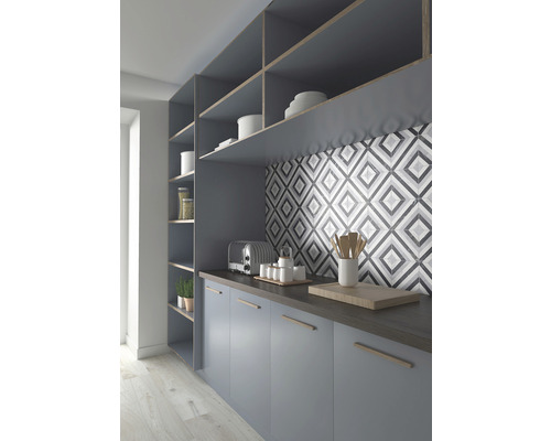 Moderne Küche mit grauen Schränken, Regalen und einer gemusterten Rückwand.