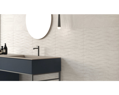 Modernes Badezimmer mit Waschbecken, Spiegel und Wandfliesen mit Wellenmuster.