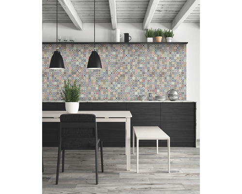 Scène de cuisine avec table à manger, chaise, banc et carreaux muraux style patchwork