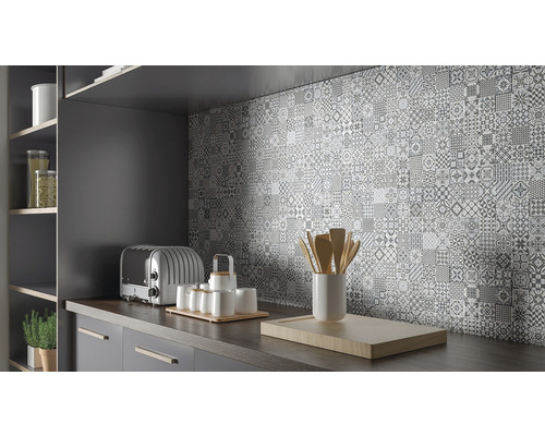 Küchenszene mit Spülbecken, Arbeitsplatte, Toaster und Mosaikfliesen als Fliesenspiegel