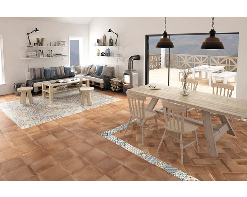 Pièce à vivre avec carrelage en terre cuite, coin salon, table à manger et cheminée