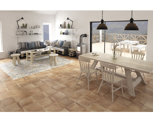 Salon avec plancher en bois, canapé et table à manger