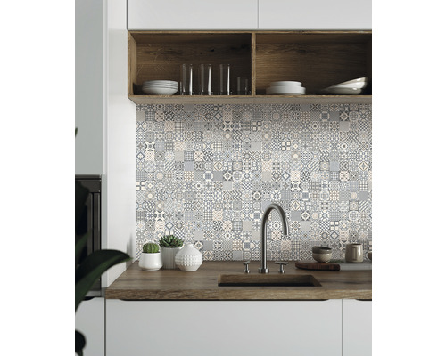 Küchenszene mit Mosaikfliesenwand, Spüle und Holzarbeitsplatte