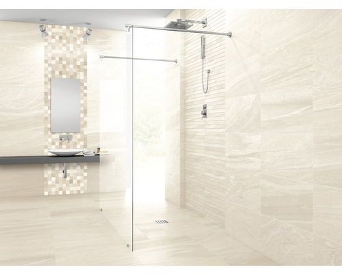 Badezimmer mit Dusche, Waschbecken und beigen Fliesen