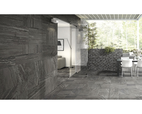 Espace extérieur avec carrelage au sol et mural imitation bois, complété par un aménagement de terrasse