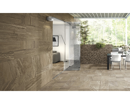 Scène avec carrelage mural et de sol dans un espace extérieur, adjacent à un salon avec une porte en verre