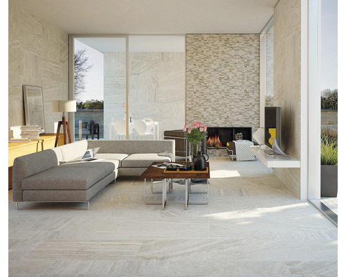 Salon avec carrelage, canapé d''angle et cheminée