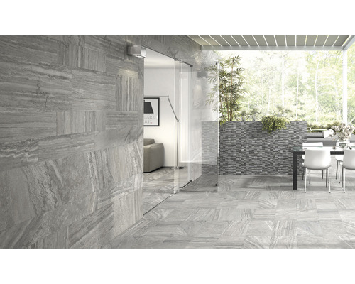 Extérieur avec carreaux muraux et de sol aspect pierre, table de terrasse et chaises