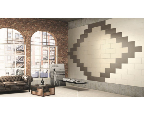 Pièce lumineuse avec mur de briques, canapé et carreaux muraux en losange