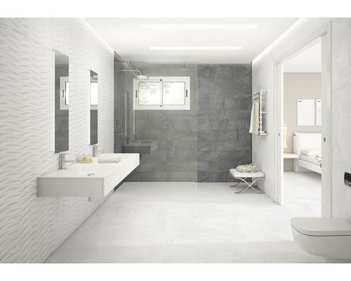 Modernes Badezimmer mit Waschbecken, Spiegel, Dusche und Toilette.