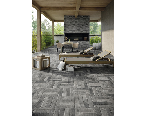 Terrasse avec pavés imitation bois, chaises longues, cheminée et salon de jardin