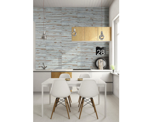 Coin repas lumineux avec panneaux muraux en bois et table à manger