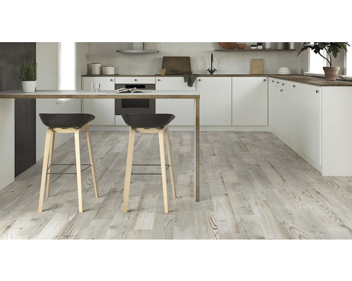 Cuisine claire avec plancher en bois et tabourets de bar