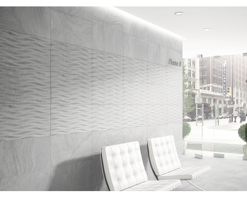 Décoration murale avec des carreaux gris et deux chaises blanches