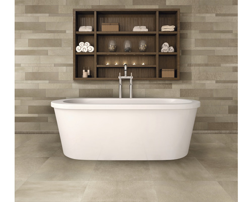 Salle de bains avec baignoire îlot, étagère murale et carreaux muraux