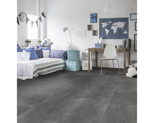 Pièce lumineuse avec lit, bureau et revêtement de sol gris foncé