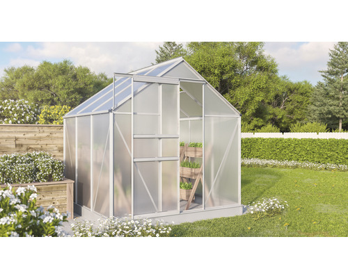 Serre avec porte coulissante ouverte dans le jardin.