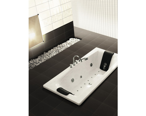 Salle de bain avec bain à remous et carrelage foncé