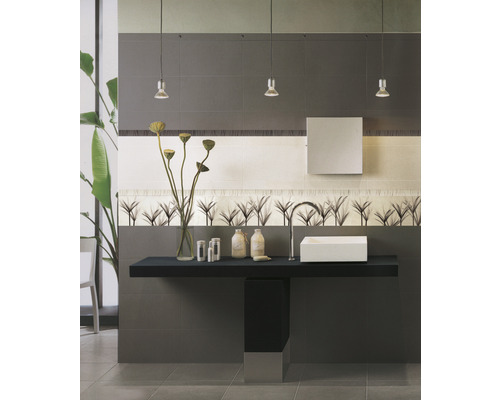 Badezimmer mit Waschtisch, Waschbecken, Spiegel und Beleuchtung vor Fliesenwand