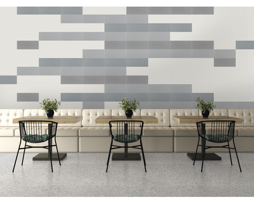 Scène avec mur carrelé, table, chaises et banc