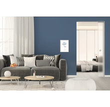 Wohnzimmer mit grauem Sofa, Couchtischen, Dekokissen und Schiebetür zum Schlafzimmer