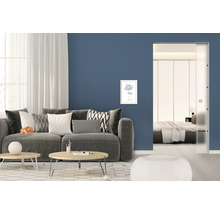 Modernes Wohnzimmer mit Sofa, Couchtisch und Schiebetür zum Schlafzimmer