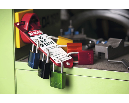Cadenas de différentes couleurs sur une étiquette d''avertissement indiquant Ne pas utiliser
