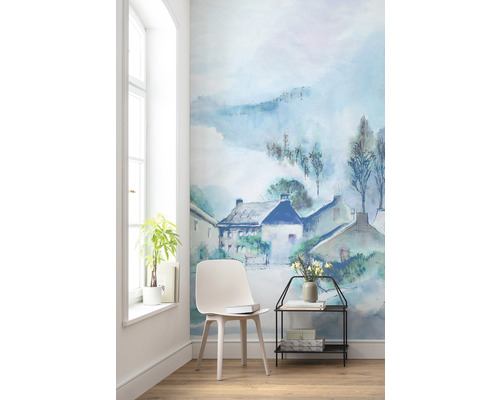 Papier peint représentant un paysage villageois à l''aquarelle dans une pièce lumineuse