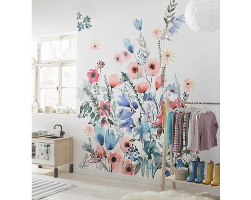 Chambre d''enfant décorative avec sticker mural floral, cuisine pour enfants et portant à vêtements