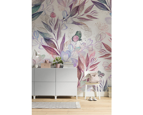 Scène avec commode, chaise, sac à dos et un mur avec papier peint à motifs floraux.