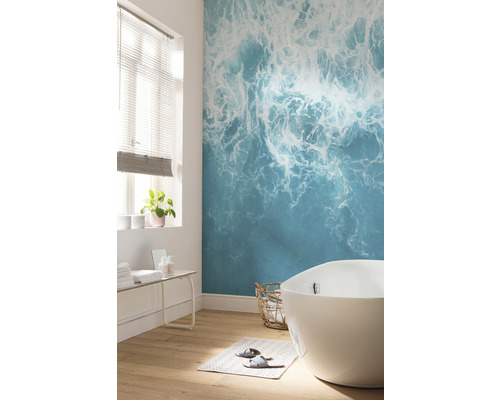 Salle de bains avec baignoire et papier peint photo sur le thème de la mer