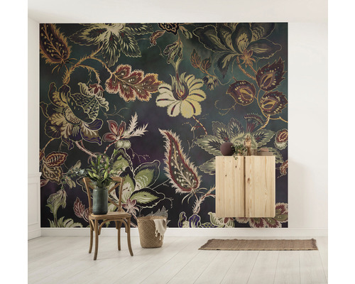 Pièce avec papier peint à motifs floraux, chaise en bois et armoire en bois
