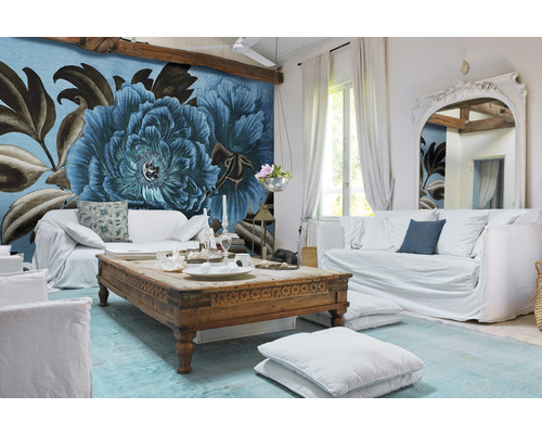 Espace de vie lumineux avec papier peint à motifs floraux, canapé et table en bois